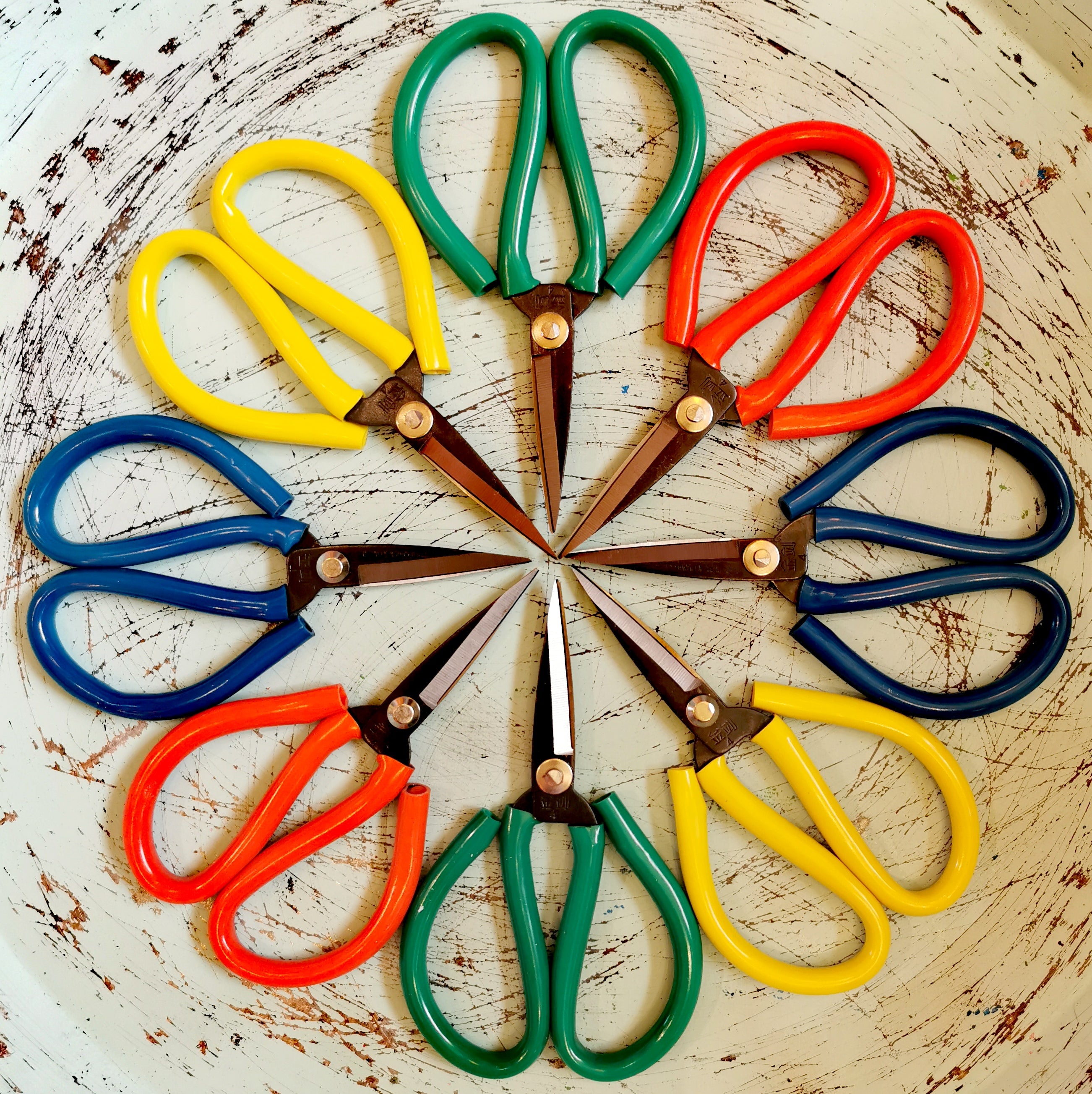 Super sharp, strong and stylish traditional Chinese scissors for kitchen, garden, crafting, sewing and general usefulness!

Steel with  plastic covered handles

16cm x 10cm 

