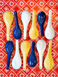 Vintage deadstock traditional enamelled spoons, these beauties used to be found all over South East Asia, but sadly have been slowly replaced with plastic and ceramic versions.... 

Slight imperfections due to the nature of the object. 

13cm x 4cm



