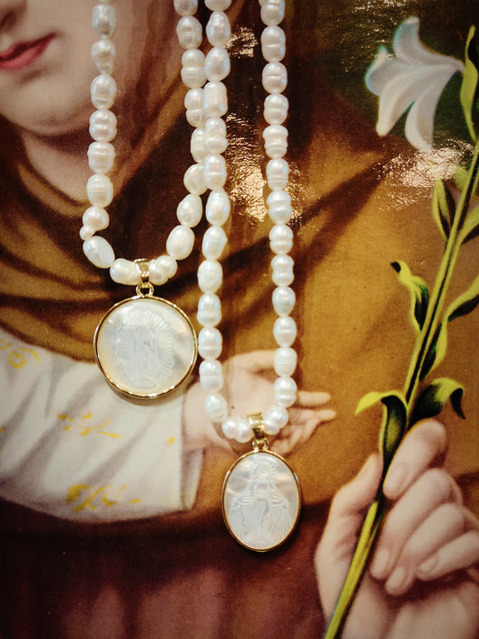 Carved mother of pearl Virgin Mary  and Guadelupe pendants on freshwater pearl necklaces.

Virgin Mary pendant 2.5 x 2cm 

Guadelupe pendant 2 x 2cm

Pearl necklace length 18"

Freshwater pearls,gold plated stainless steel and handcarved mother of pearl.


