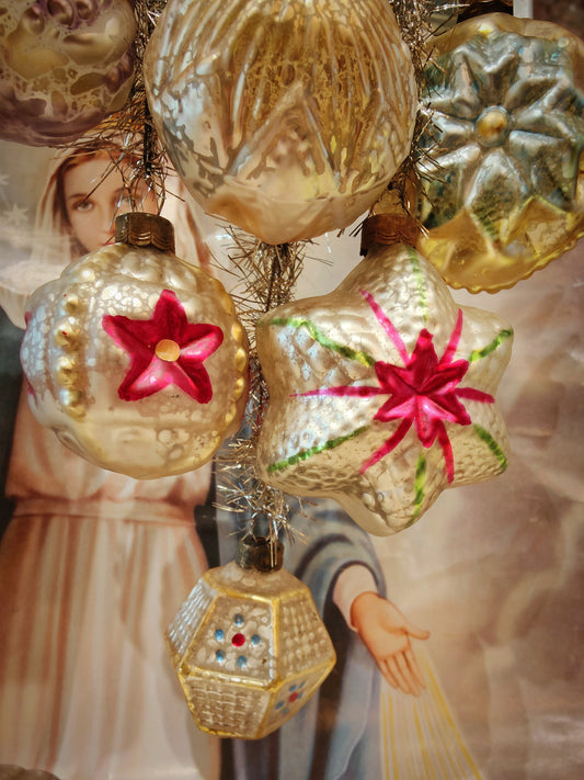 Gorgeous vintage inspired hand painted glass baubles to hang on your tree or anywhere around the home!

Hand-painted glass decoration 

Approx 5-6cm diameter,all designs vary in size.

Fragile, handle with care
.
Cody Foster bauble.
