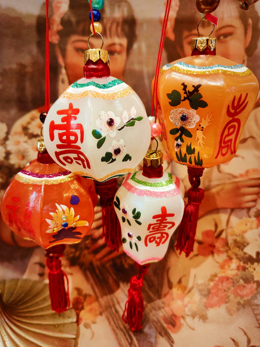 Oooo,just gorgeous handpainted glittered glass bauble!!

9 x 8 x 8cm approx,all designs slightly differ.

Glass and tassel.

 

Cody Foster and Co.. Cody Foster chinese lantern bauble chinese lantern Christmas 