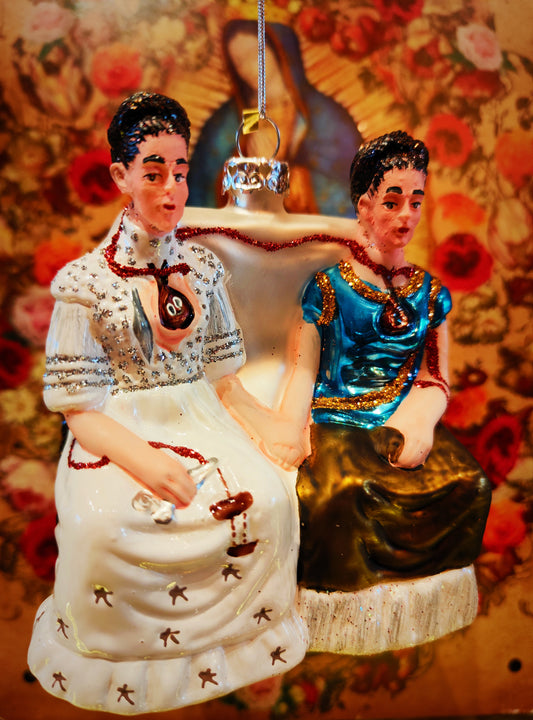 Gorgeous Frida bauble inspired by her amazing Two Fridas painting,hand painted and glittered glass bauble!!

10 x 9 x 6cm

Fragile,handle with care.

 Frida kahlo. Cody Foster and Co. Cody foster . heirloom bauble 

