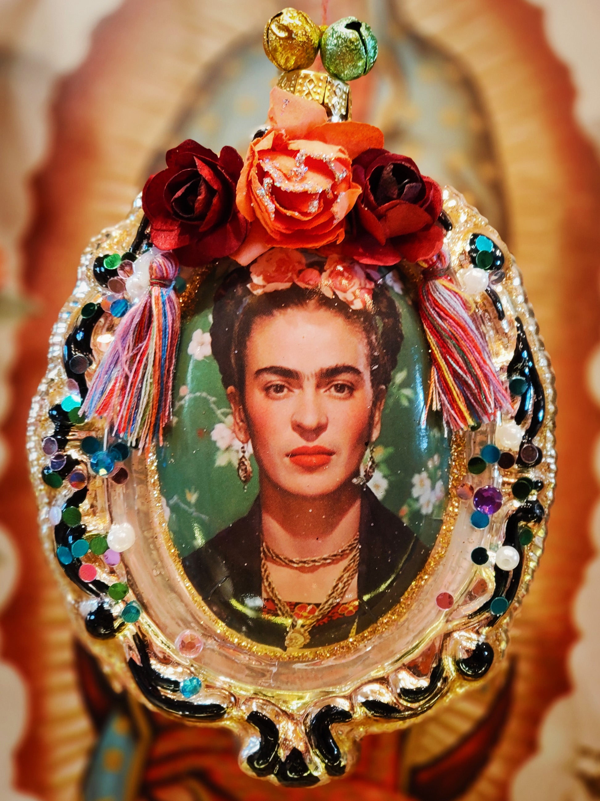 Just gorgeous photo of Frida by her lover,on a super lovely and kitsch gold glass frame bauble with pretty paper flowers and silk tassels and glittered with glorious chunky glitter!

13 x 9 x 4cm

Fragile, glass handle with care.

 

Cody Foster and Co Cody Foster . Cody Foster frida.