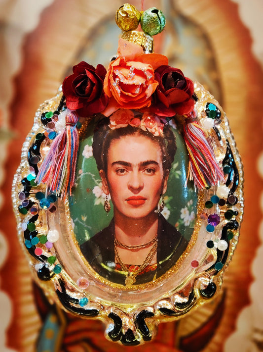 Just gorgeous photo of Frida by her lover,on a super lovely and kitsch gold glass frame bauble with pretty paper flowers and silk tassels and glittered with glorious chunky glitter!

13 x 9 x 4cm

Fragile, glass handle with care.

 

Cody Foster and Co Cody Foster . Cody Foster frida.