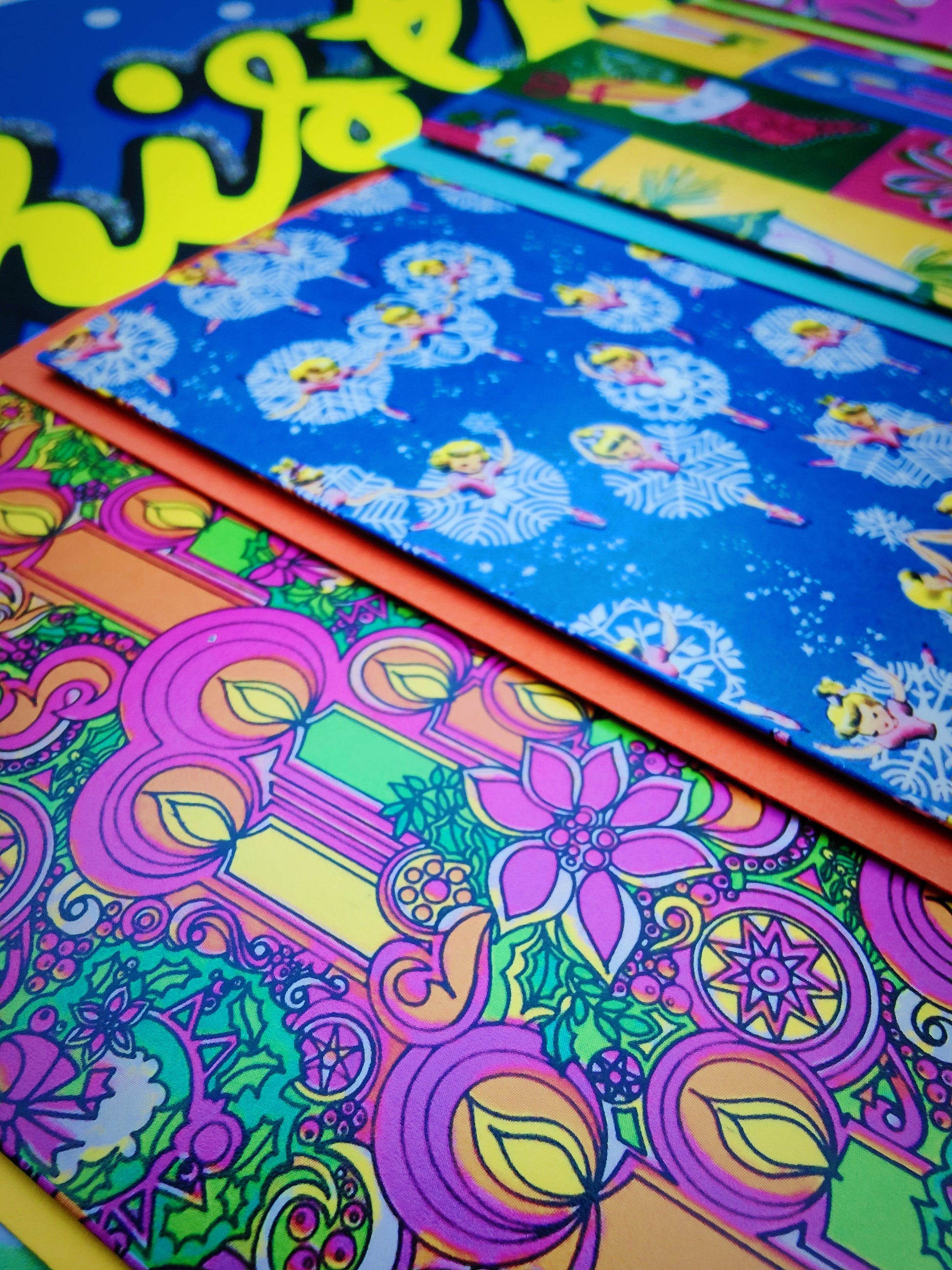 Vintage christmas wrapping paper designs,always the best!!

Comes as a pack of 5 so all your friends can have one! multicoloured envelopes too!!

Dimensions 6 x 4 inches


