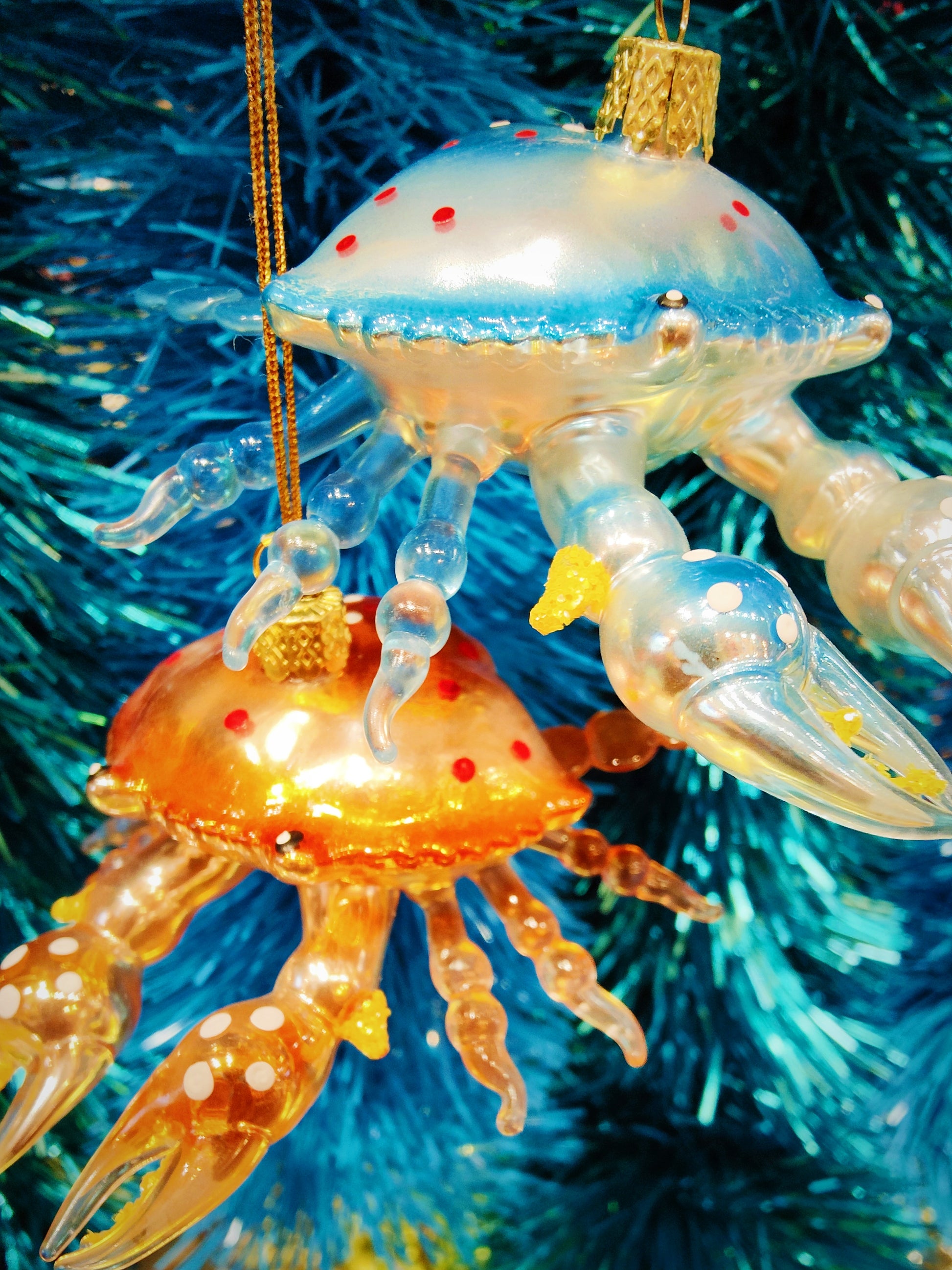 Gorgeous, beautifully made crab christmas decoration. Perfect for marine animal lovers. This incredibly detailed hand blown ornament is a great addition to your Christmas tree or festive holiday display.

Hand-painted glass

Dimensions 10 x 10 x 4.5 cm

Cody Foster and Co 