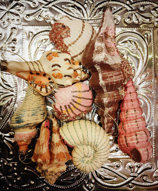Super kitsch ice cream coloured seashells ,glittered and hand painted glass baubles to hang on your tree or anywhere around the home all year long!!

Hand-painted glass decoration 

Heights 7-17cm long, designs vary in size,  note on group picture.

Fragile, handle with care

Cody Foster and Co.