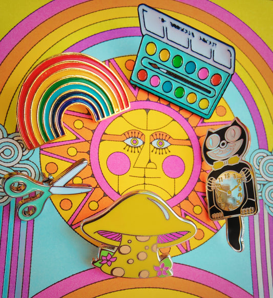 Vintage kitsch never goes out of fashion!! .A fantastic postable gift for all of your cute and kitsch loving pals!

Enamelled metals.

