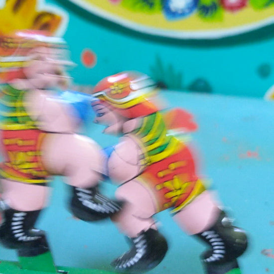 Boxers  Use the power of your hand to make these Boxers have a round of fisticuffs.