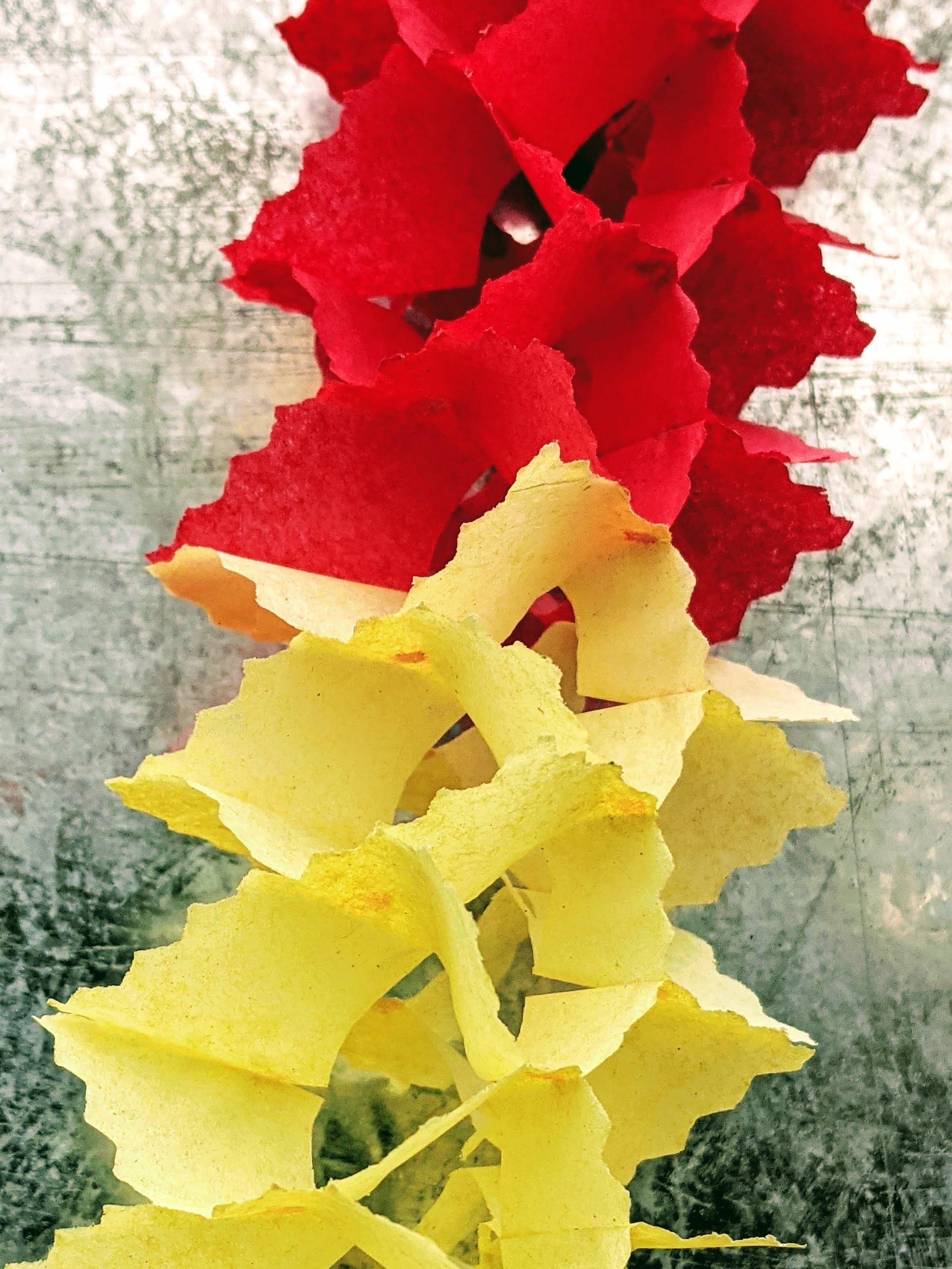 Set of 10 paper streamers  The perfect Christmas decoration   approx  1.2 meters x 6 cm diameter 