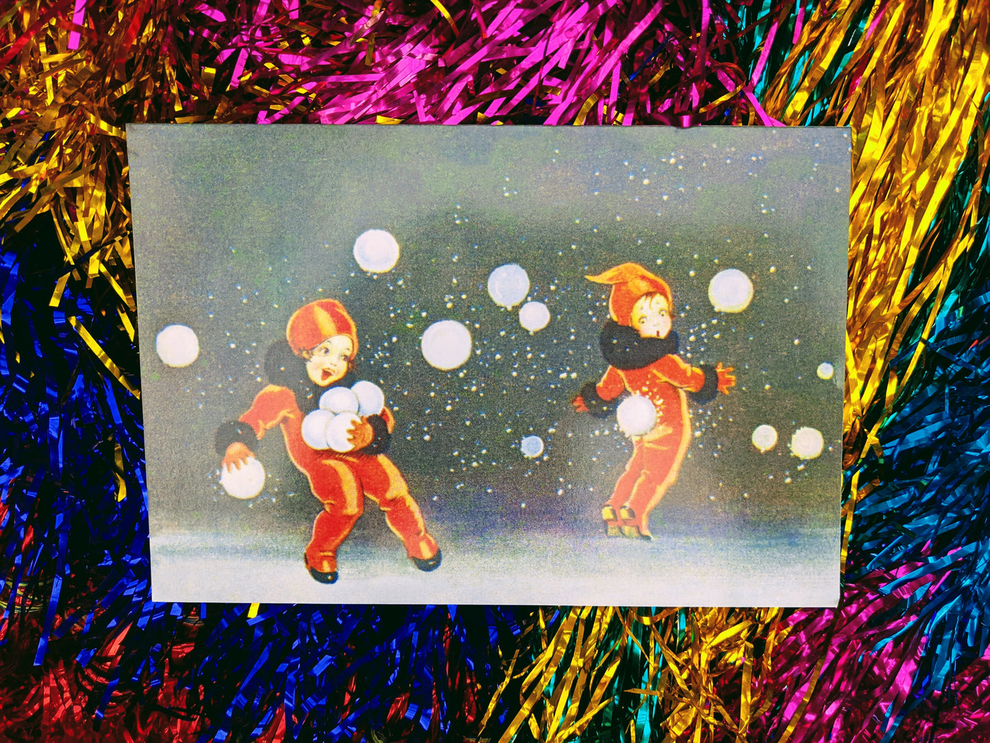 Vintage style snowball card  Catch the spirt of christmas with our snow ball card  Pack of 5 so everyone can share in the joy of a vintage christmas.  Dimensions 12 x 18 cm